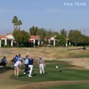 Eenarmige golfert doet hole-in-one
