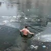 IJskoude eindbaas redt hond uit rivier