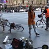 Zingmeisje op straat