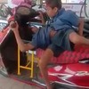 Siamese tweeling op een scooter