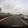 Zwakbegaafden in een Nissan Micra gebruiken lachgas op de snelweg