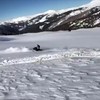 Bergje op racen met de sneeuwscooter