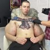 Russische bodybuilder Popeye krijgt tattoo