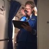 Stewardess zingt liedje