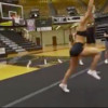 Cheerleader doet een flikflak