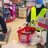 Oostenrijkse supermarkt deelt mondkapjes uit
