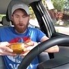 Surströmming openen in de auto