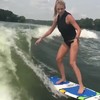 Surfmeisje met adtskills