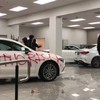 Demonstratiegekkies vernielen Mercedes dealer