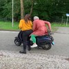Ritje met oma op de scooter