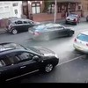 Vrouw probeert in te parkeren