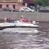Mevrouw op boot versus brug