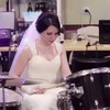 Drumbruid op eigen bruiloft