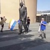 Demonstranten pimpen Mandela standbeeld