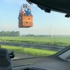 Luchtballon op de snelweg