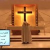 Priester tijdens mis in Beiroet