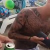 Tattooboy zingt gouwe ouwe