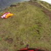 Paraglider raust em van de berg af