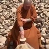 Monnik breekt stenen