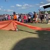 Koter vliegt weg met vlieger