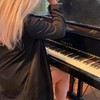 Blondje gaat piano spelen