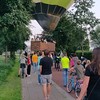 Luchtballon optocht over het fietspad door Nijkerk