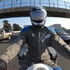 Motorrijder vangt iets op de snelweg