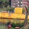 Onderzeeër in z'n achteruit door Amsterdam