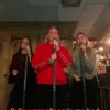 Meiden doen karaoke