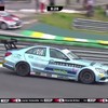 Gek in personenauto op circuit