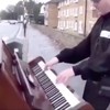 Agent vindt piano op straat