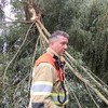 Brandweermannen slopen grote tak