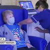 90-Jarige oma krijgt eerste vaccinatie in UK