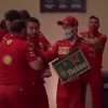 Seb Vettel hangt de kerstman uit
