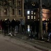 Protesttokkies buiten het Torentje tijdens de toespraak van Rutte