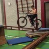 Op een mountainbike in de gymzaal