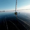 Drone stalkt ijszeiler