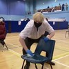 Boris reinigt een stoeltje