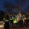 Politieagenten in het Vondelpark worden bekogeld met flessen
