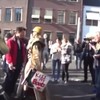 Jongen wordt verwend tijdens sekswerkers protest!