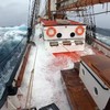 Oude zeilboot op zee