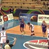 Meisjes spelen basketbal
