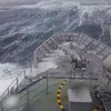 Marinebootje komt golf tegen bij Antarctica
