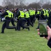Politie Londen veegt ook een park schoon