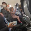 Familie met koters uit vliegtuig geyeet