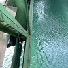 Superschommel onder de brug