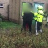 Agent KO geslagen bij woningbrand