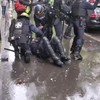 Tuig slaat politieagent van achteren in Lyon