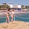 Malle meiden springen in het water