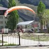 Paraglider komt in voor de landing